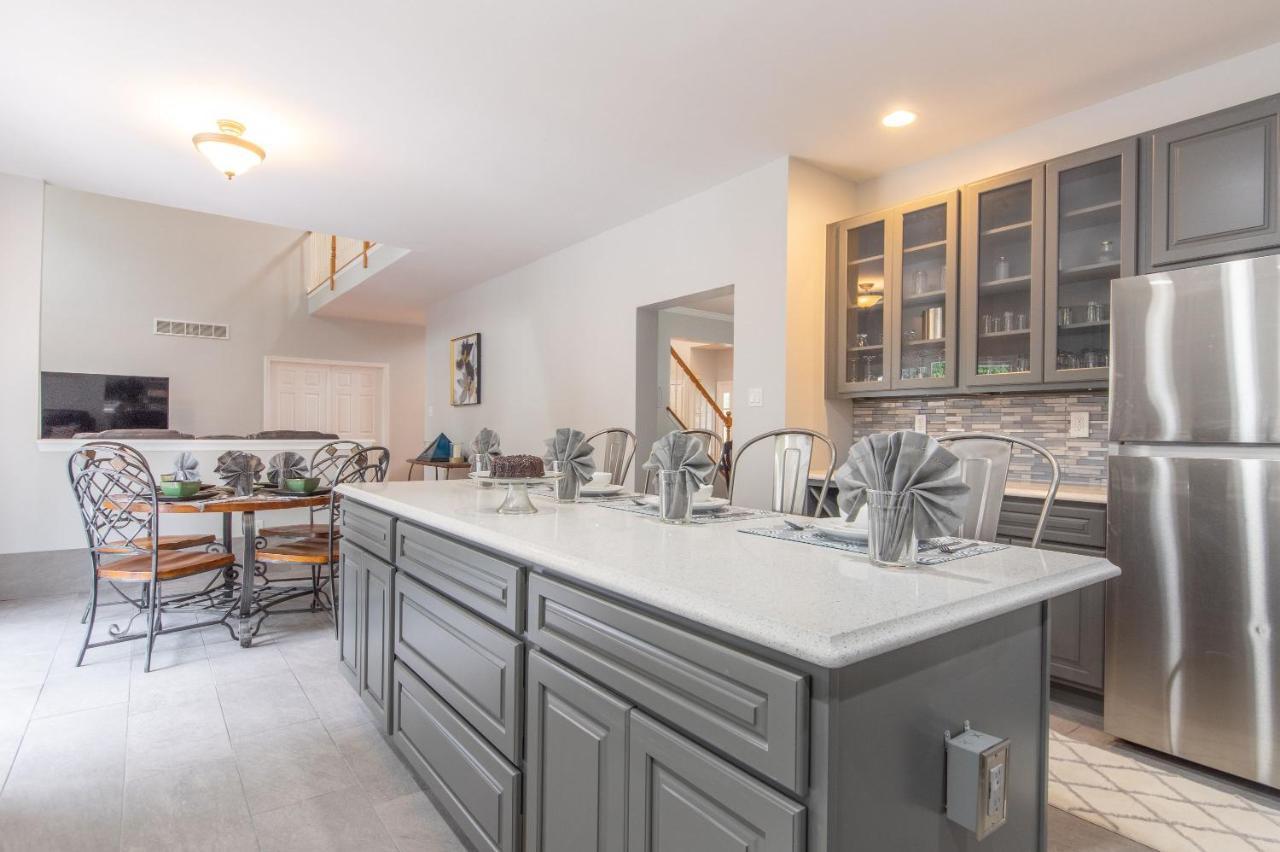 Hot Tub-king Suite-fenced Yard-game Room-fire Pit *