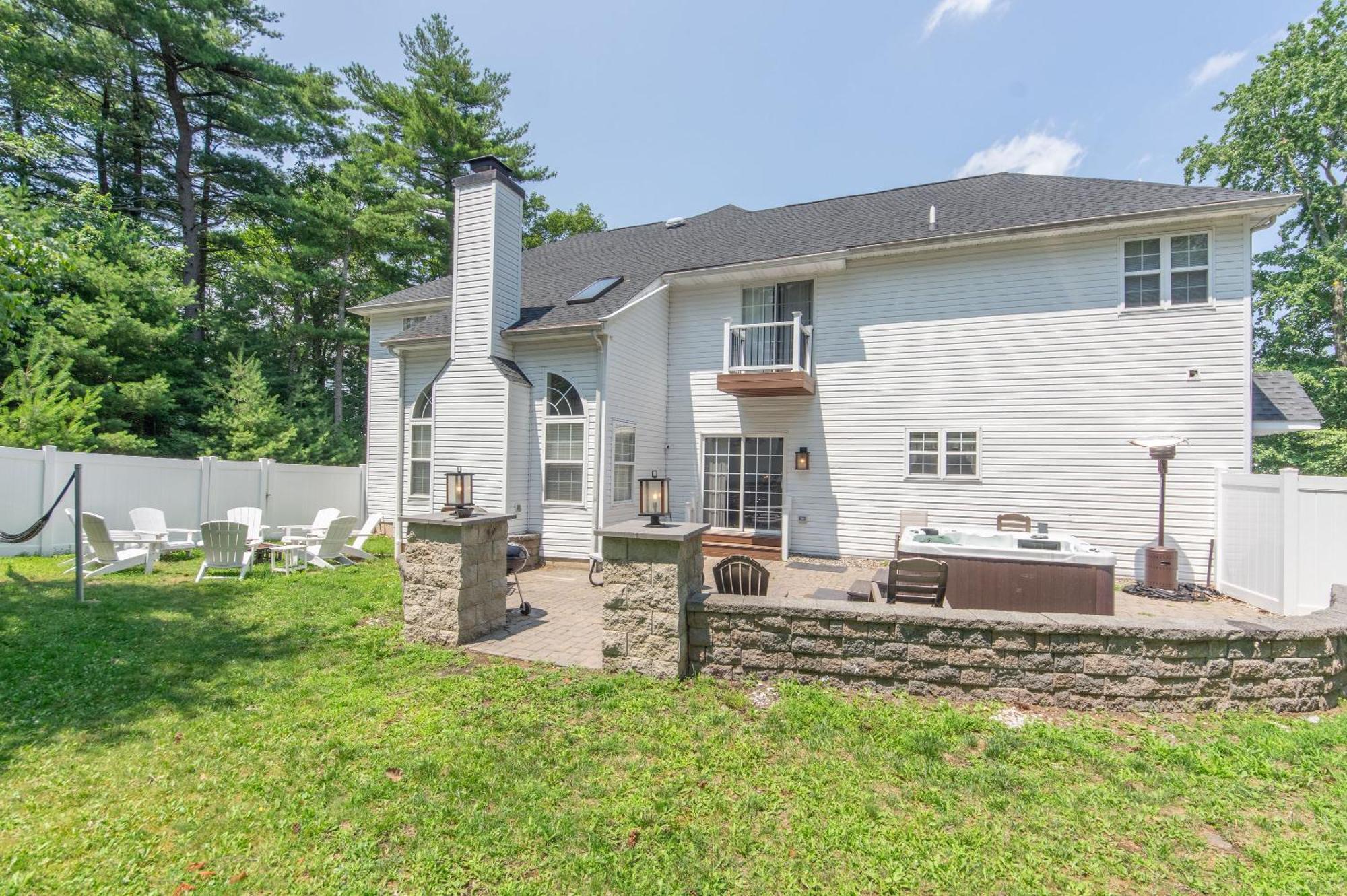 Hot Tub-king Suite-fenced Yard-game Room-fire Pit East Stroudsburg