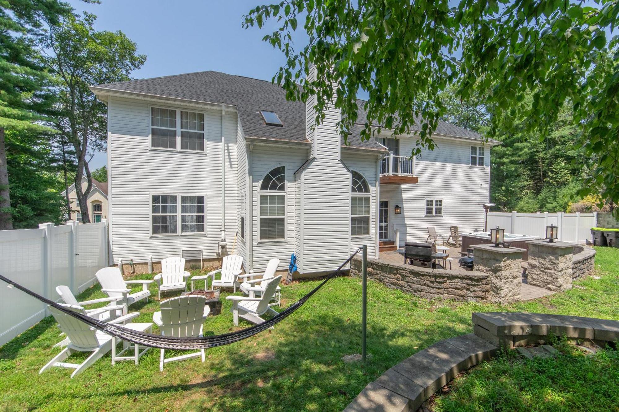 Hot Tub-king Suite-fenced Yard-game Room-fire Pit Сasa de vacaciones East Stroudsburg
